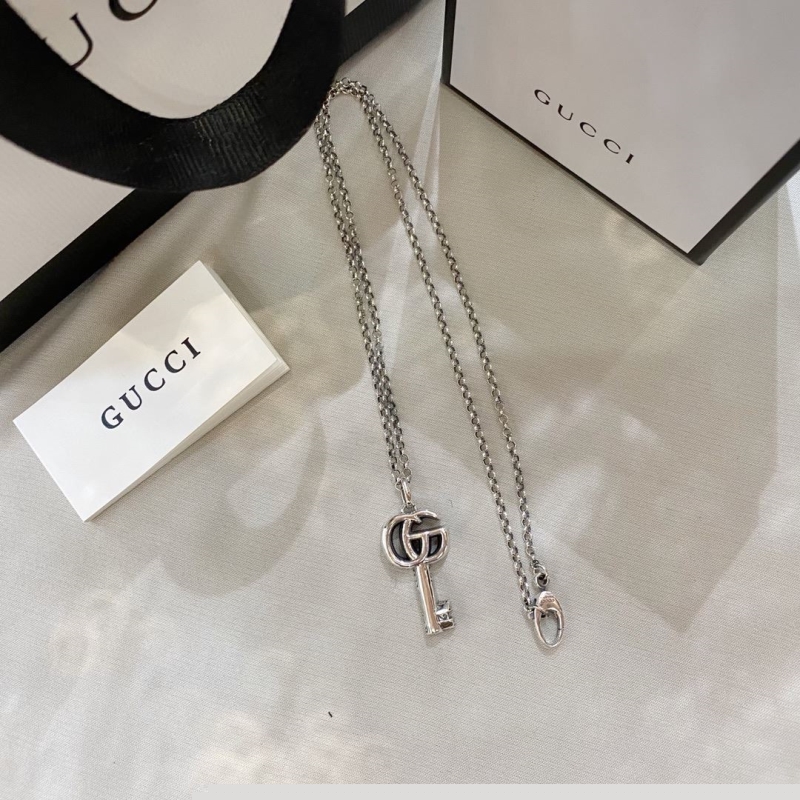G*u*i necklaces